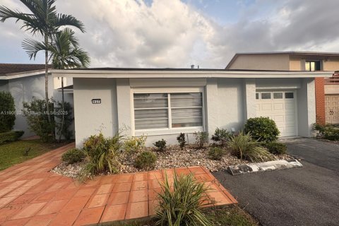 Villa ou maison à louer à Miami, Floride: 3 chambres, 158.03 m2 № 1965415 - photo 2