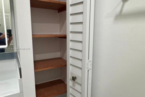 Снять в аренду виллу или дом в Майами, Флорида 3 спальни, 158.03м2, № 1965415 - фото 16