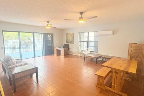 Villa ou maison à louer à Miami, Floride: 3 chambres, 158.03 m2 № 1965415 - photo 10