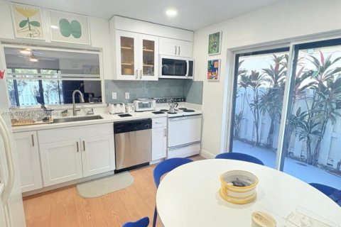 Villa ou maison à louer à Miami, Floride: 3 chambres, 158.03 m2 № 1965415 - photo 5