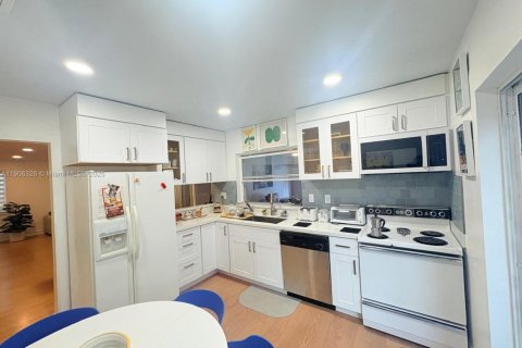 Villa ou maison à louer à Miami, Floride: 3 chambres, 158.03 m2 № 1965415 - photo 4