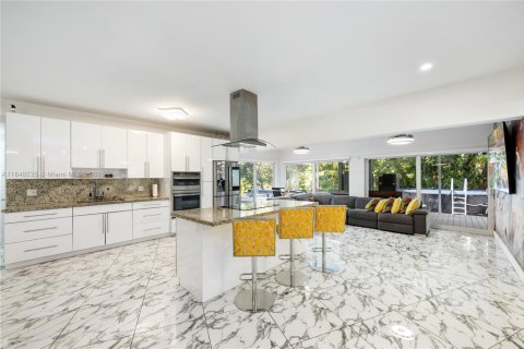 House in North Miami, Florida 4 bedrooms № 1936462 - photo 1