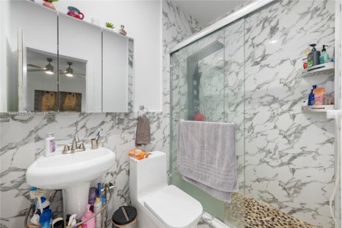 House in North Miami, Florida 4 bedrooms № 1936462 - photo 19