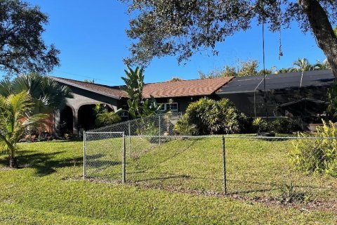 House in Port St. Lucie, Florida 3 bedrooms, 163.97 sq.m. № 2281393 - photo 3