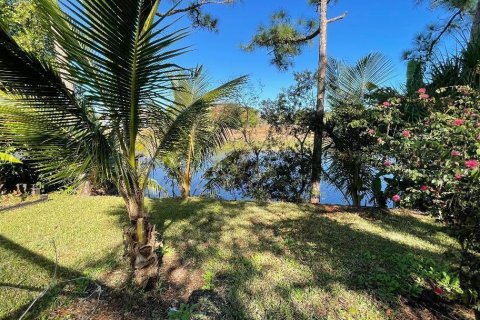 House in Port St. Lucie, Florida 3 bedrooms, 163.97 sq.m. № 2281393 - photo 2