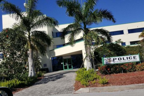 House in Port St. Lucie, Florida 3 bedrooms, 163.97 sq.m. № 2281393 - photo 17