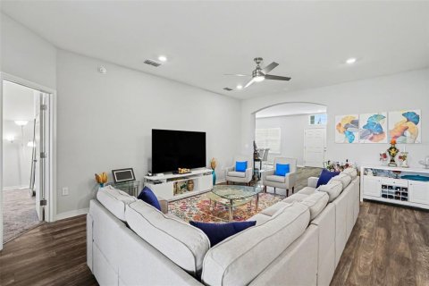 House in Zephyrhills, Florida 4 bedrooms, 215.07 sq.m. № 2102028 - photo 6