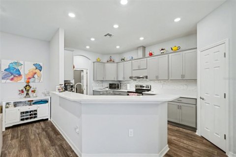 House in Zephyrhills, Florida 4 bedrooms, 215.07 sq.m. № 2102028 - photo 11