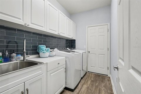 House in Zephyrhills, Florida 4 bedrooms, 215.07 sq.m. № 2102028 - photo 21