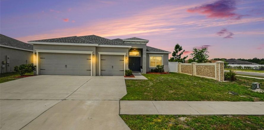 House in Zephyrhills, Florida 4 bedrooms, 215.07 sq.m. № 2102028