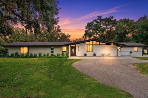 House in Lutz, Florida 3 bedrooms, 220.74 sq.m. № 2208354