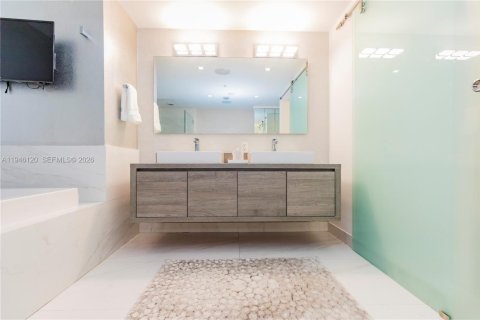 Condo in Sunny Isles Beach, Florida, 3 bedrooms  № 2010127 - photo 25