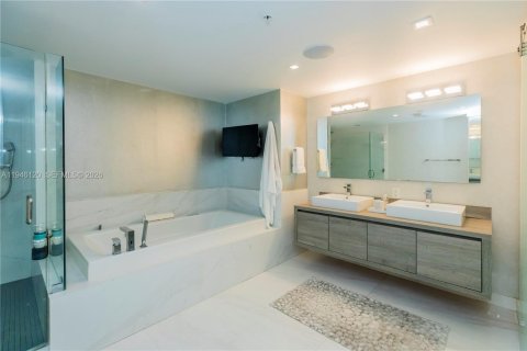 Condo in Sunny Isles Beach, Florida, 3 bedrooms  № 2010127 - photo 27