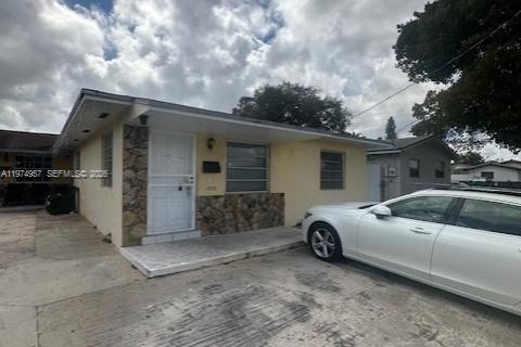 Снять в аренду виллу или дом в Майами, Флорида 2 спальни, 238.94м2, № 2041340 - фото 1