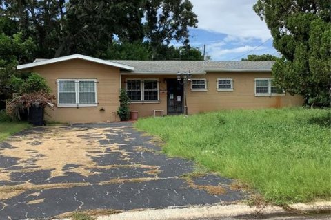 House in Saint Petersburg, Florida 3 bedrooms, 115.01 sq.m. № 1300728 - photo 1