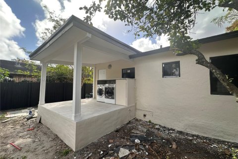 House in Miami, Florida 2 bedrooms, 80.45 sq.m. № 2044052 - photo 17