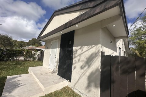 House in Miami, Florida 2 bedrooms, 80.45 sq.m. № 2044052 - photo 4