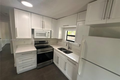 House in Miami, Florida 2 bedrooms, 80.45 sq.m. № 2044052 - photo 10