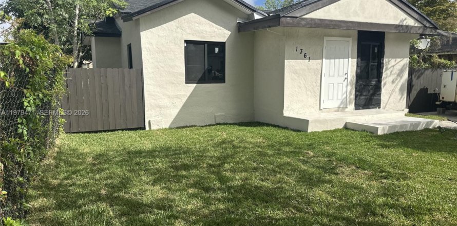 House in Miami, Florida 2 bedrooms, 80.45 sq.m. № 2044052