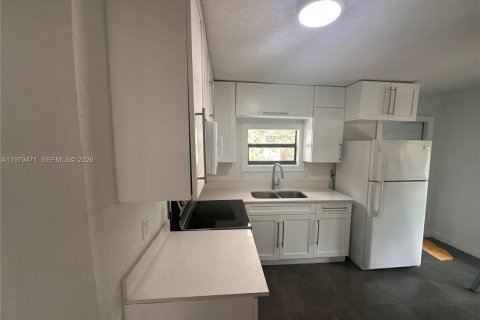 House in Miami, Florida 2 bedrooms, 80.45 sq.m. № 2044052 - photo 9