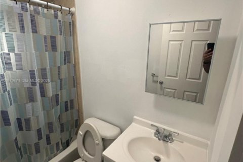 House in Miami, Florida 2 bedrooms, 80.45 sq.m. № 2044052 - photo 12