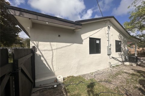 House in Miami, Florida 2 bedrooms, 80.45 sq.m. № 2044052 - photo 5