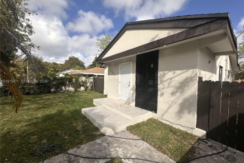 House in Miami, Florida 2 bedrooms, 80.45 sq.m. № 2044052 - photo 3