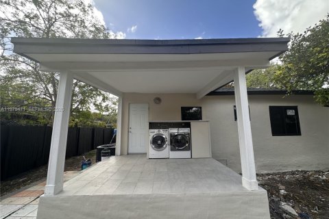 House in Miami, Florida 2 bedrooms, 80.45 sq.m. № 2044052 - photo 15