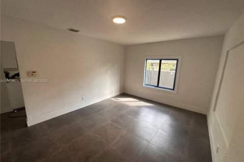 House in Miami, Florida 2 bedrooms, 80.45 sq.m. № 2044052 - photo 7