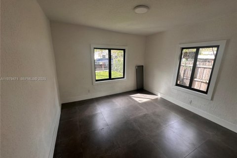 House in Miami, Florida 2 bedrooms, 80.45 sq.m. № 2044052 - photo 8