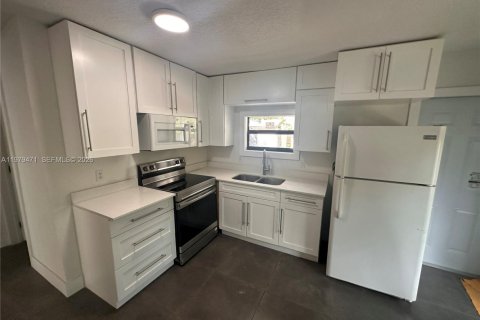 House in Miami, Florida 2 bedrooms, 80.45 sq.m. № 2044052 - photo 11