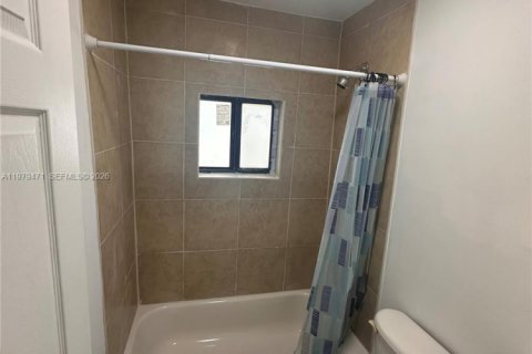 House in Miami, Florida 2 bedrooms, 80.45 sq.m. № 2044052 - photo 13