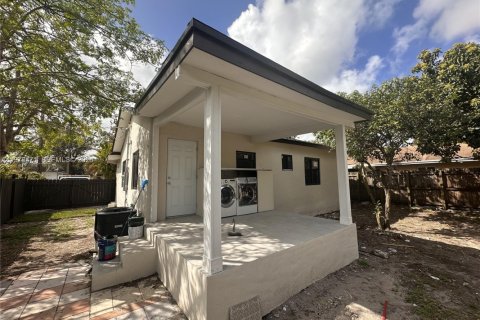 House in Miami, Florida 2 bedrooms, 80.45 sq.m. № 2044052 - photo 16