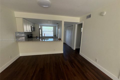 Condo in Lauderhill, Florida, 2 bedrooms  № 1864413 - photo 8