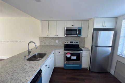 Condo in Lauderhill, Florida, 2 bedrooms  № 1864413 - photo 4