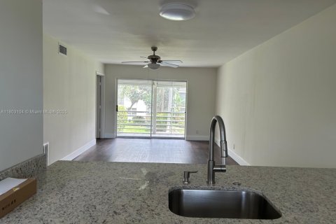 Condo in Lauderhill, Florida, 2 bedrooms  № 1864413 - photo 3