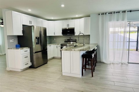 Villa ou maison à louer à Sarasota, Floride: 3 chambres, 128.02 m2 № 2259439 - photo 4