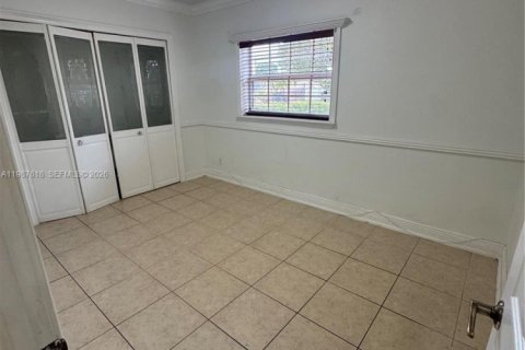 Снять в аренду виллу или дом в Хайалиа, Флорида 3 спальни, 199.74м2, № 2048964 - фото 4