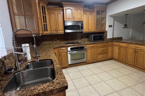 Снять в аренду виллу или дом в Хайалиа, Флорида 3 спальни, 199.74м2, № 2048964 - фото 6