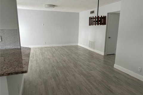 Снять в аренду кондоминиум в Халландейл-Бич, Флорида 2 спальни, 92.9м2, № 1977117 - фото 10