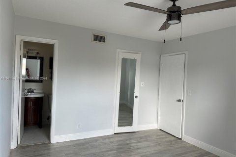 Снять в аренду кондоминиум в Халландейл-Бич, Флорида 2 спальни, 92.9м2, № 1977117 - фото 12