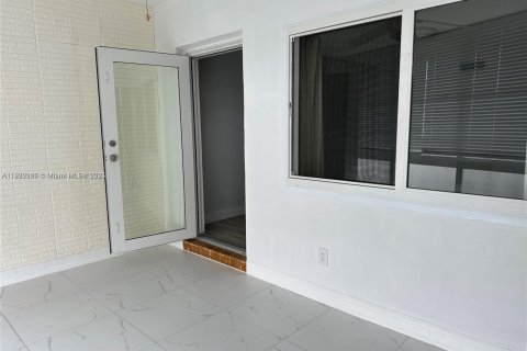 Снять в аренду кондоминиум в Халландейл-Бич, Флорида 2 спальни, 92.9м2, № 1977117 - фото 8