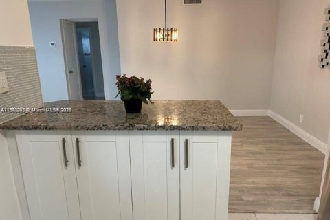 Снять в аренду кондоминиум в Халландейл-Бич, Флорида 2 спальни, 92.9м2, № 1977117 - фото 7