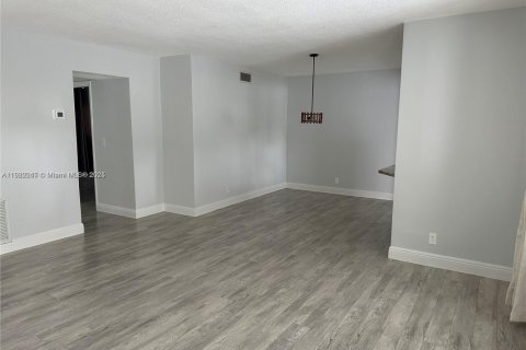 Снять в аренду кондоминиум в Халландейл-Бич, Флорида 2 спальни, 92.9м2, № 1977117 - фото 3