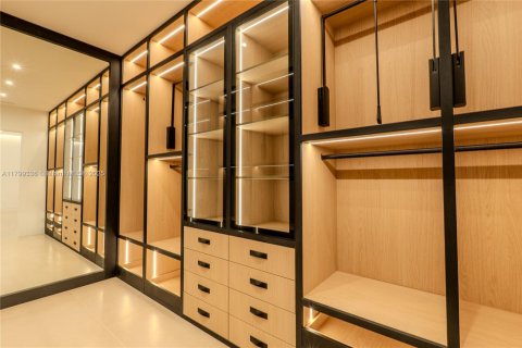 Villa ou maison à vendre à Miami, Floride: 5 chambres, 395.3 m2 № 1714804 - photo 16
