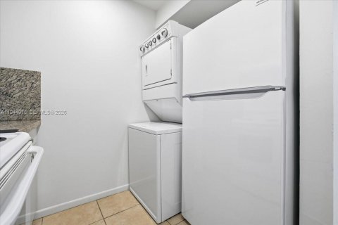 Condo in Miami, Florida, 2 bedrooms  № 2001431 - photo 11