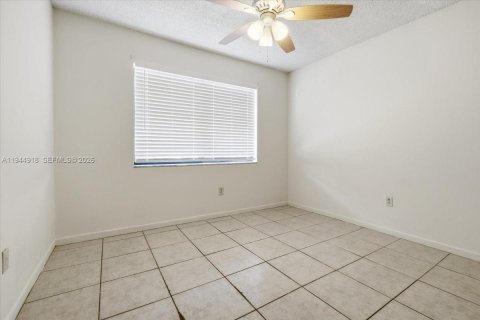 Condo in Miami, Florida, 2 bedrooms  № 2001431 - photo 13
