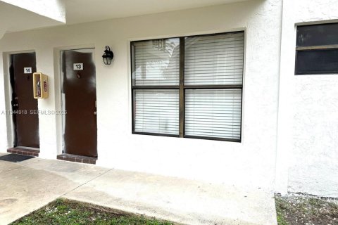 Condo in Miami, Florida, 2 bedrooms  № 2001431 - photo 2