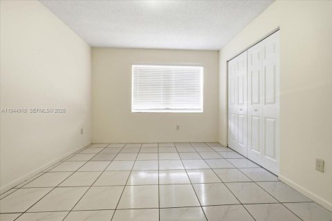 Condo in Miami, Florida, 2 bedrooms  № 2001431 - photo 16