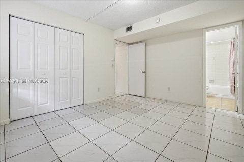 Condo in Miami, Florida, 2 bedrooms  № 2001431 - photo 18